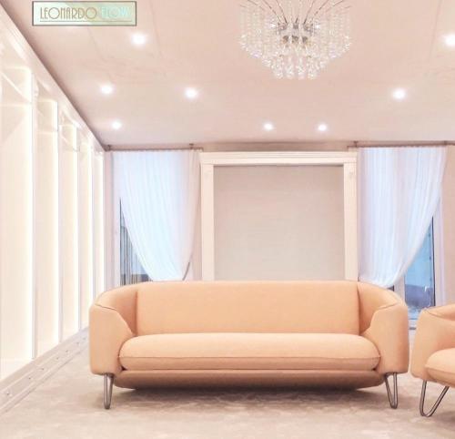 Lounge Sofa Couch modern Puder rosa Lachs farbend Designer Leonardo Flow Samt Velour Stoff robust 220 cm 3 Sitzer elegant Polstermöbel Gruppe Garnitur