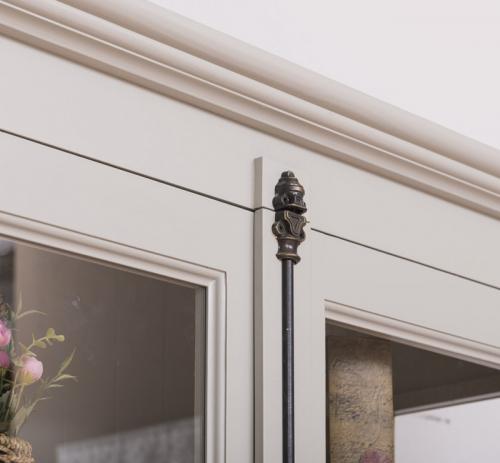 Preview: Landhaus Vitrine Standvitrine Glas Schrank Vitrinenschrank Frankfurt II Fichte massiv Holz Nude grey/ grau - weiß lackiert Landhausstil Massivholz Vintage Shabby Chic Gründerstil