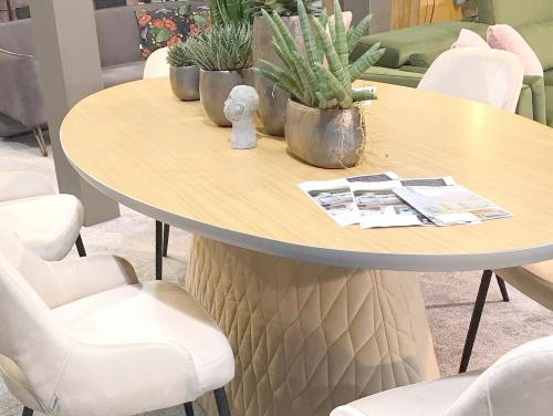 Preview: Ovaler Esstisch gepolstert Samt beige Stick Design Esszimmertisch Tisch Küchentisch 220x115 cm Serie Oslo Trapez Körper Form Champagner Matlas