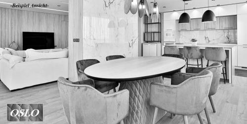 Preview: Ovaler Esstisch gepolstert Samt tief blau Stick Design Esszimmertisch Tisch Küchentisch 220x115 cm Serie Oslo Trapez Körper Form deep blue Matlas