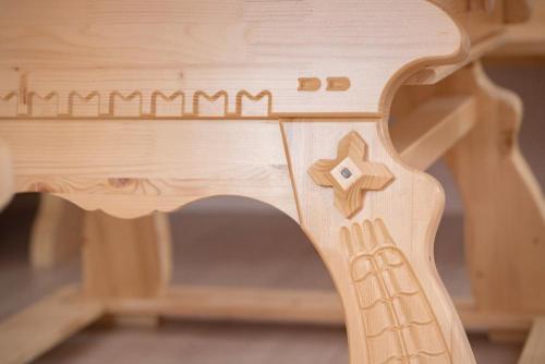 Preview: Landhaus Jogltisch Esstisch Massivholz Ambiente hell lackiert geschnitzt Königsee 117x117cm Fichte voll massiv Landhausstil