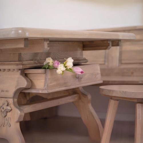 Preview: Landhaus Jogltisch Esstisch Massivholz grau braun light lackiert geschnitzt Landau 117x117cm Fichte voll massiv Landhausstil